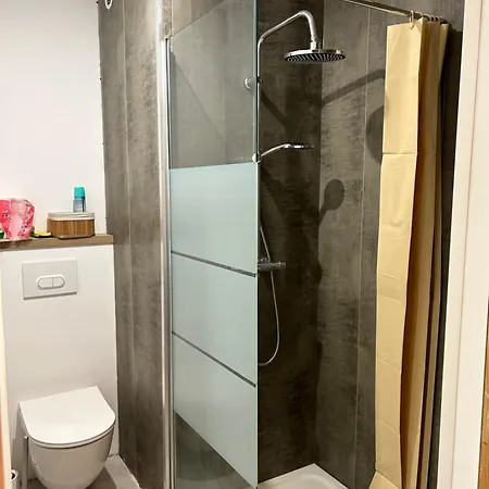1 - A 5 Minutes Apartment